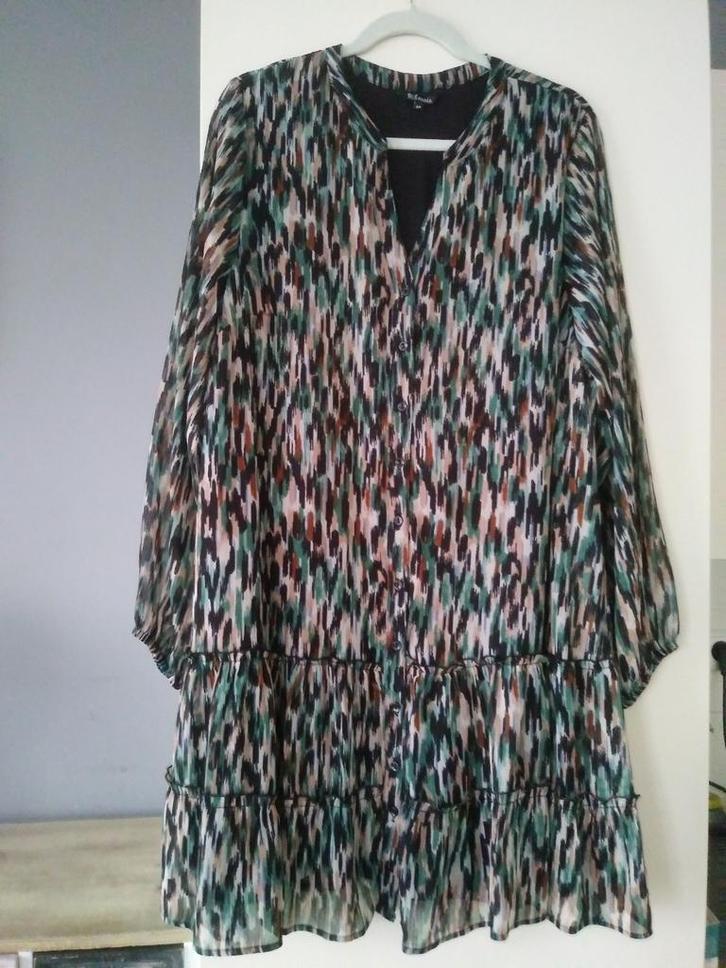 JURK MET LANGE MOUWEN EN 2 VOLANTS., Kleding | Dames, Jurken, Zo goed als nieuw, Maat 42/44 (L), Overige kleuren, Boven de knie