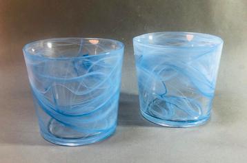 Twee unieke plantenpotjes van glas, lichtblauw gestreept beschikbaar voor biedingen
