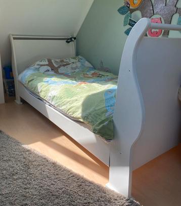 Leuk en mooi sierlijk wit bed. beschikbaar voor biedingen