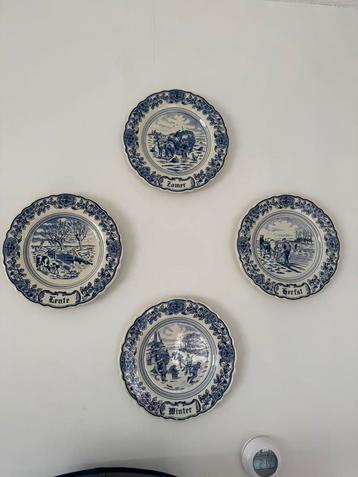 Ser van de vier seizoenen op Delfts blauw beschikbaar voor biedingen