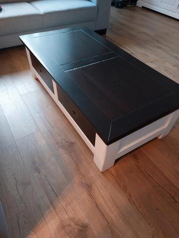 Bruine salontafel met lades beschikbaar voor biedingen