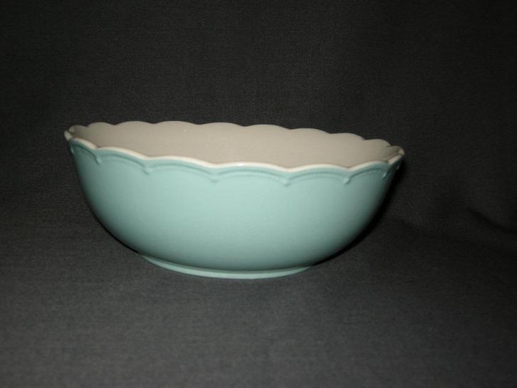 Boch, pastel blauw, schaal O21,5 cm. met schulprand, Antiek en Kunst, Antiek | Servies los, Ophalen of Verzenden