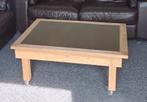 Houten salontafel met glasplaat op wielen, Ophalen, Gebruikt, 50 tot 100 cm, Glas