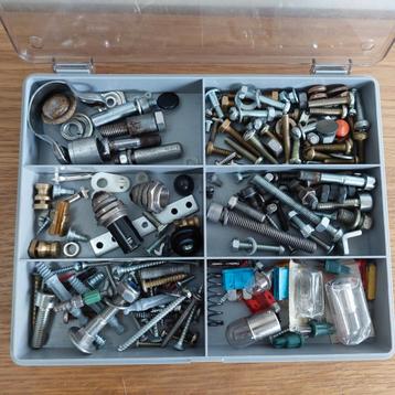 Doos met diverse bouten, moeren etc.  beschikbaar voor biedingen