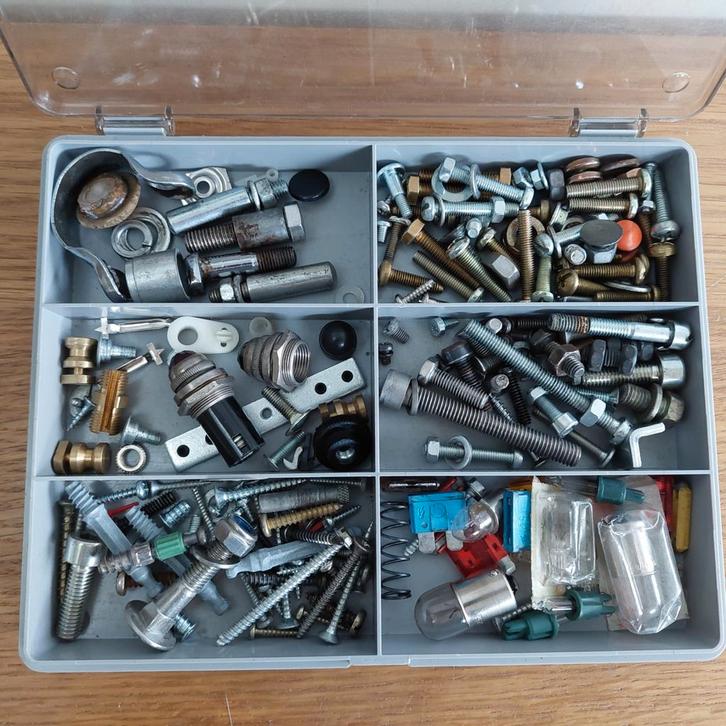 Doos met diverse bouten, moeren etc., Auto-onderdelen, Klein materiaal, Gebruikt, Ophalen of Verzenden