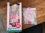 Babypop nieuw in doos met kleertjes, Ophalen, Zo goed als nieuw, Babypop