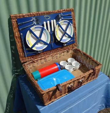 Retro picknickmand met lederen banden beschikbaar voor biedingen