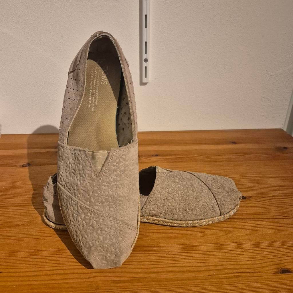 Beige TOMS Instappers - Maat 40, Kleding | Dames, Schoenen, Ophalen of Verzenden, TOMS, Gedragen, Instappers
