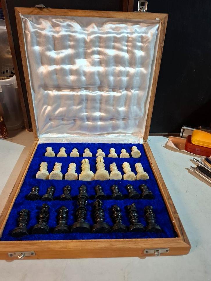 Handgemaakt Vintage Schaakspel in Houten Kist, Hobby en Vrije tijd, Gezelschapsspellen | Bordspellen, Gebruikt, Een of twee spelers