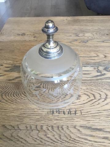 Een mooie kristallen stolp met zilvere knop beschikbaar voor biedingen