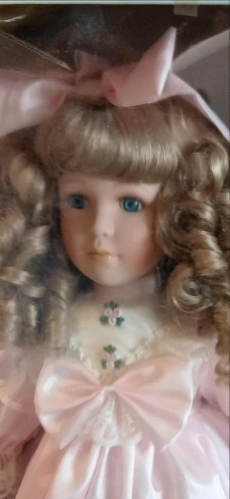 Amerikaanse Pop - Porseleinen pop, Kinderen en Baby's, Speelgoed | Poppen, Zo goed als nieuw, Overige typen, Ophalen of Verzenden