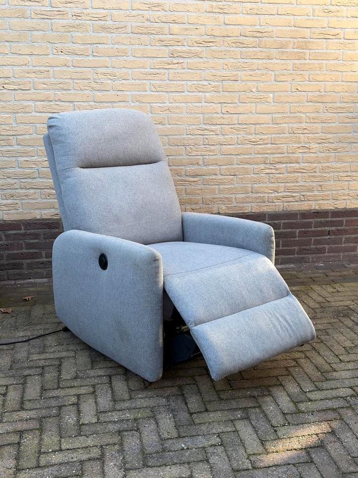 Elektrisch verstelbare stoel, Huis en Inrichting, Stoelen, Zo goed als nieuw, Eén, Stof, Grijs, Ophalen