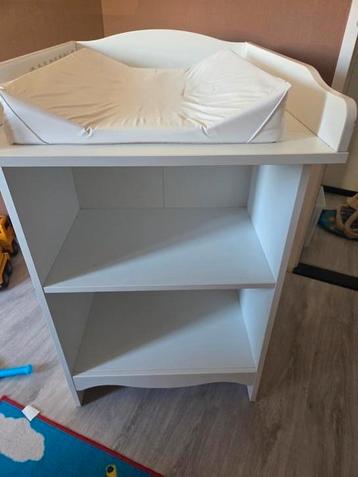 Commode met opbergruimte  beschikbaar voor biedingen