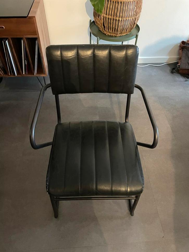 Zwarte eetkamerstoel met armleuning, Huis en Inrichting, Stoelen, Gebruikt, Eén, Leer, Metaal, Zwart, Ophalen