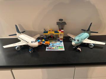 Lego Duplo vliegveld met twee grote vliegtuigen. beschikbaar voor biedingen