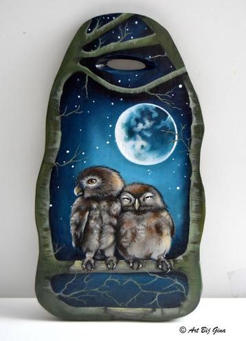 Twee lieve uiltjes geschilderd op een mooi houten plankje beschikbaar voor biedingen