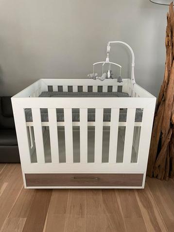 Prachtige handgemaakte babybox met lade excl kleed en muziek