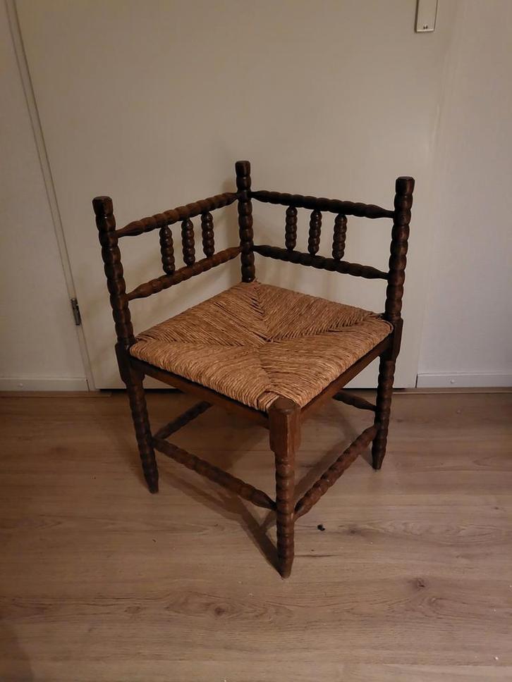 Vintage hoekstoel met rieten zitting, Huis en Inrichting, Stoelen, Gebruikt, Eén, Hout, Riet of Rotan, Bruin, Ophalen