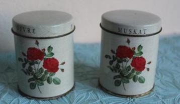 2 kleine vintage kruidenblikjes met deksel beschikbaar voor biedingen