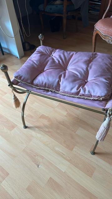 Oud Rose kleur hocker beschikbaar voor biedingen