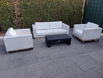 Loungeset met bijhorende kussens, zie adv bezorging mogelijk beschikbaar voor biedingen