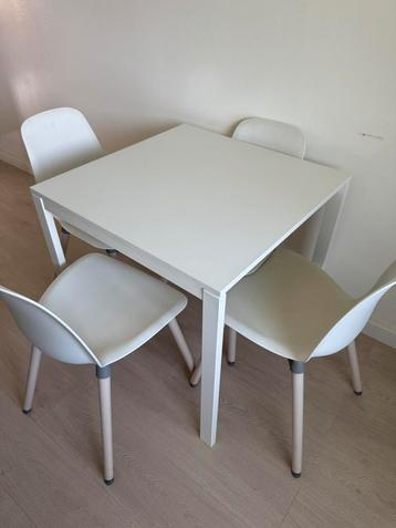 Eettafel met 4 stoelen  beschikbaar voor biedingen