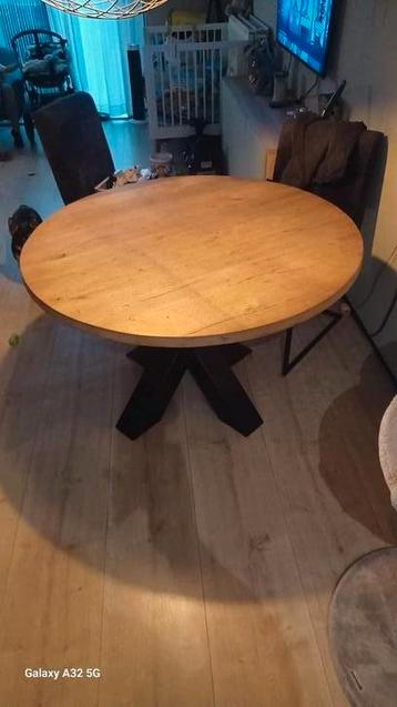 Massieve alken tafel eronder met kruispoot  beschikbaar voor biedingen