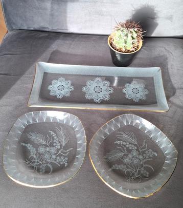 Glazen cakeschaal / serveerschaal met kantmotief beschikbaar voor biedingen