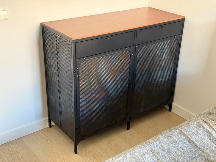 Ikea Fjallbo buffetkast met unieke binnenpanelen, Huis en Inrichting, Kasten | Dressoirs, Zo goed als nieuw, 100 tot 150 cm, 25 tot 50 cm