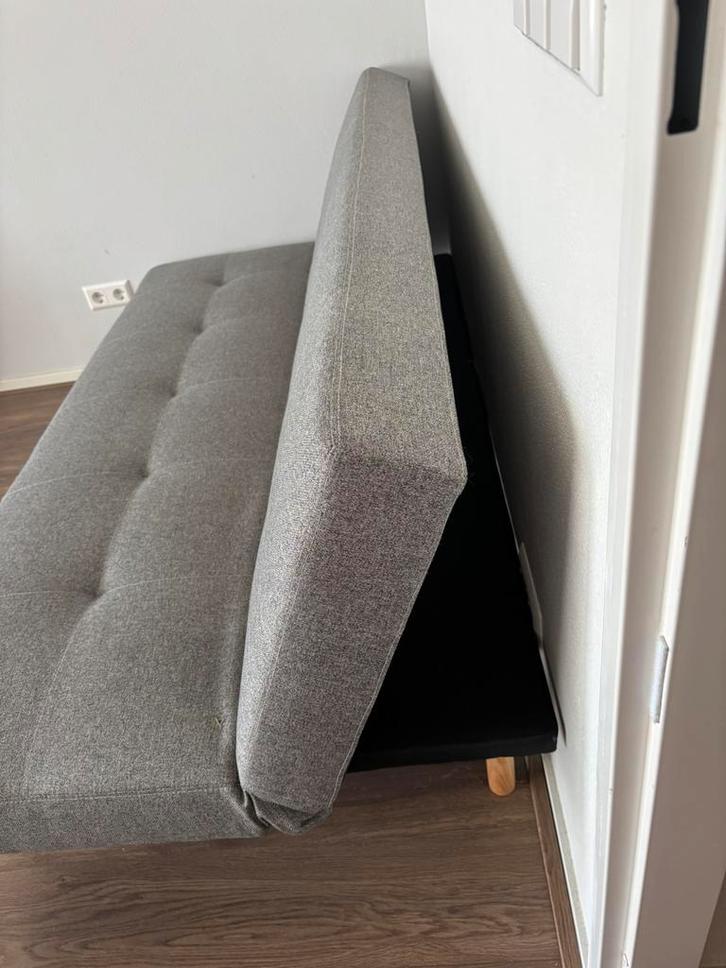 Slaapbank HOLSTED grijze stof / naturel, Huis en Inrichting, Slaapkamer | Slaapbanken, Zo goed als nieuw, 180 cm, 190 cm of minder