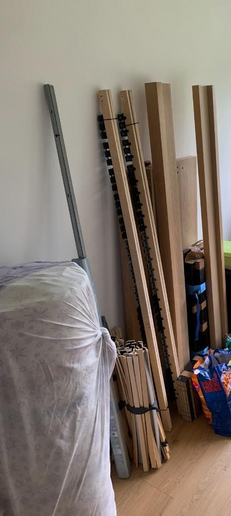 Bedframe and matras, Huis en Inrichting, Slaapkamer | Matrassen en Bedbodems, Gebruikt, Matras, 140 cm, 200 cm, Twijfelaar, Ophalen