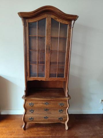 Schattig houten buikkastje, met vitrine bovenkast. beschikbaar voor biedingen