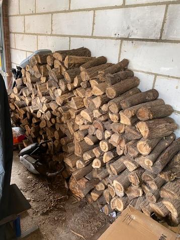 Gedroogd haardhout beschikbaar voor biedingen
