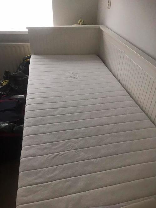İkea hemmes bed wit met 2 goede matrassen, Huis en Inrichting, Slaapkamer | Bedden, Gebruikt, Tweepersoons, 80 cm, 200 cm, Hout