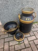 Oude melkbus met schaal/zeef, Ophalen