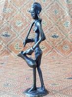 Mooi oud brons beeldje uit Afrika van een vrouw 17 cm., Antiek en Kunst, Kunst | Niet-Westerse kunst, Ophalen of Verzenden