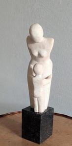 💥 Beeld omhelzing moeder kind liefde beeld staat op marmer, Ophalen