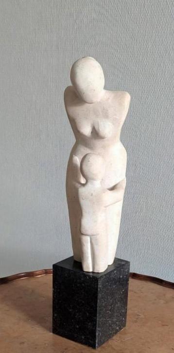 💥 Beeld omhelzing moeder kind liefde beeld staat op marmer  beschikbaar voor biedingen