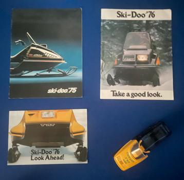 Vintage Ski-Doo folders 1975-1976 plus aftershave flesje beschikbaar voor biedingen