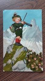 Tiroler jongen met rugzak en verrekijker op rots., Ophalen of Verzenden, Gelopen, Kinderen