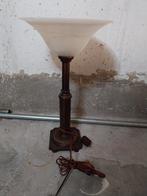 Antieke tafel lamp. Op hoge voet.
Zware lamp., Antiek en Kunst, Antiek | Lampen, Ophalen of Verzenden