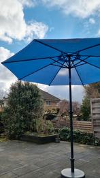 Parasol lichtblauw (250cm) met vulbare parasolvoet (25kg), Tuin en Terras, Parasols, Ophalen, Gebruikt, Kantelbaar, 2 tot 3 meter