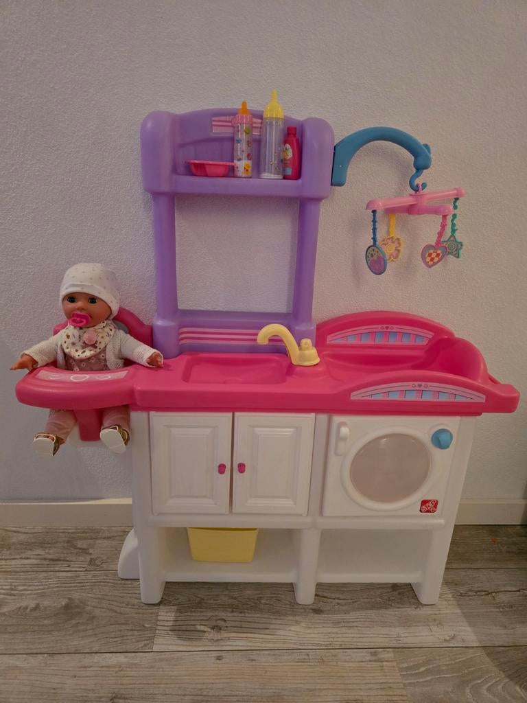 Leuke verzorgingstafel met pop, Ophalen, Gebruikt, Babypop