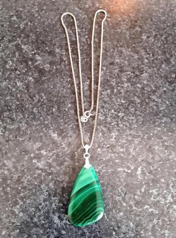 Malachiet Hanger met zilveren ketting. beschikbaar voor biedingen