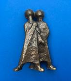 Bronzen beeldje van 2 koorknapen, Sieraden, Tassen en Uiterlijk, Broches, 10 cm of meer, Ophalen of Verzenden, Brons, Zo goed als nieuw