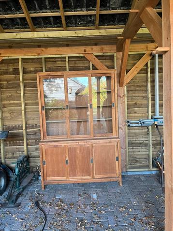 Teakhouten Vitrinekast met LED - Massief & Tijdloos! beschikbaar voor biedingen
