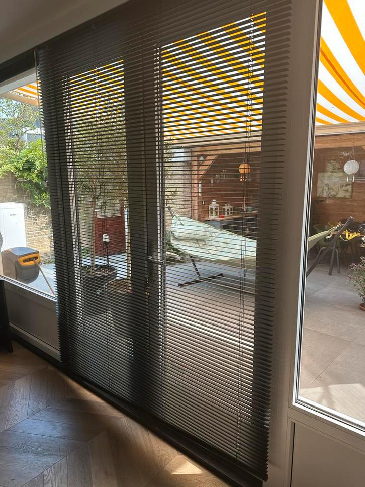 Zwarte Luxaflex - Zo Goed Als Nieuw, Huis en Inrichting, Stoffering | Gordijnen en Lamellen, Zo goed als nieuw, 200 cm of meer