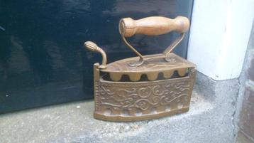 Vintage koperen STRIJKIJZER messing, koper, hout 19,5 cm. beschikbaar voor biedingen