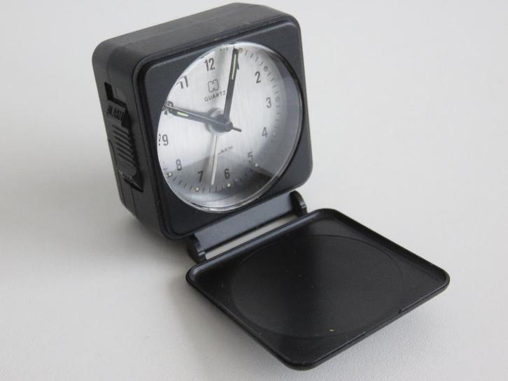 Vintage zwarte reiswekker met Quartz uurwerk, Witgoed en Apparatuur, Wekkers, Zo goed als nieuw, Analoog, Ophalen of Verzenden