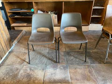 Stapelstoelen Marko bruin 37 stuks beschikbaar voor biedingen